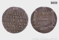 Russland, Elisabeth Petrovna (1741-1761), Silber-Gedenkjeton 1761 auf ihren Tod, Vs. siebenzeilige Schrift, darüber Krone, Rs. Darstellung des Sargs, ...