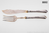 Silbernes Fischvorlegebesteck, die Griffe aus 800er Silber, deutsch, um 1900, L bis 27 cm, wunderschöne Gravuren, guter Zustand
