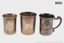Konv. 3 Silberbecher (12 Lot, 750 und 800), H bis ca. 8 cm, Gesamtgewicht ca. 185 g, kleine Dellen, schöne Patina, monogrammiert