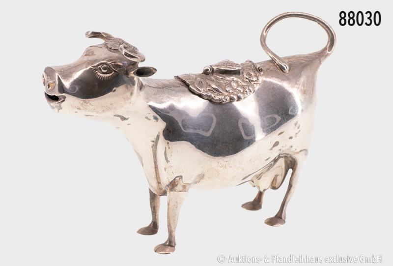 Silbernes Milchkännchen in Form einer Kuh mit Deckel, darauf eine Biene, verschl...