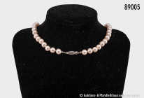 Konv. 5 Perlenketten, davon 2 beschädigt, mit 2 Schließen 585 Gold, L bis ca. 100 cm, 2 silberne Schließen und 1 Doublé-Schließe, gemischter Zustand, ...