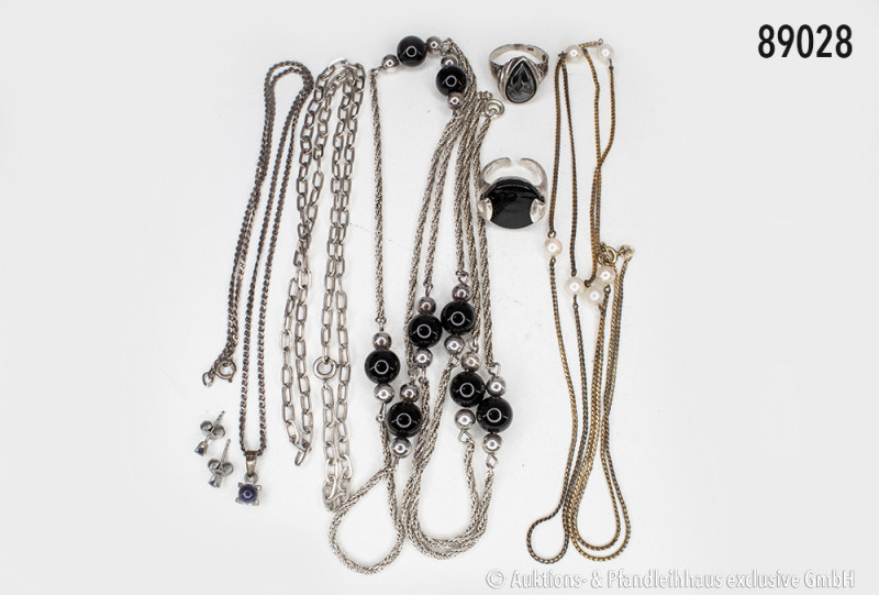 Konv. Silberschmuck, bestehend aus 2 Ringen mit schwarzen Steinen, dazu passende...