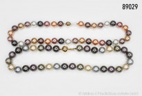 Konv. Perlenkette, Schließe aus 585er Gold, L ca. 45 cm, dazu Perlenkette, Schließe aus 750er Gelbgold, L ca. 47 cm, guter Zustand