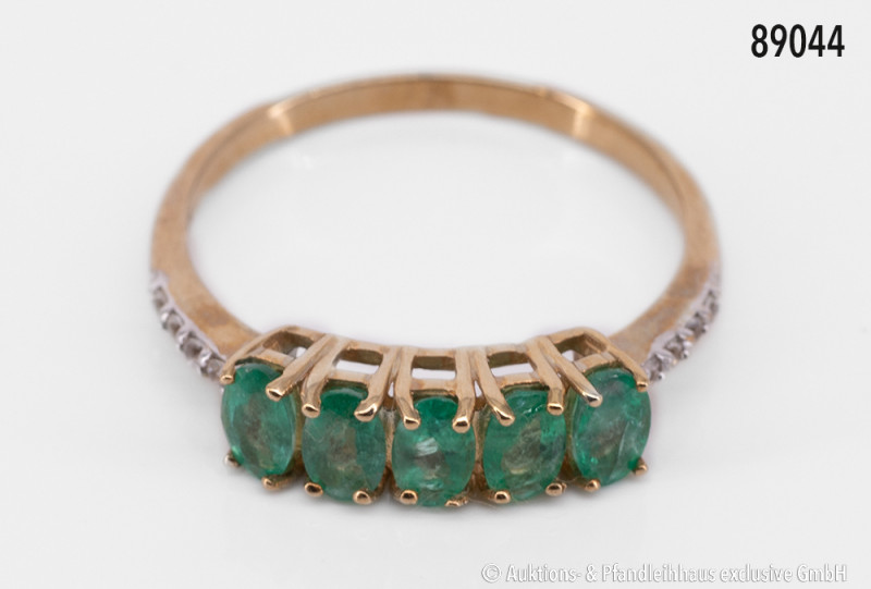 Ring, 375 Gold, mit 8 Punktdiamanten und 5 grünen Steinen in Krabbenfassung, Grö...