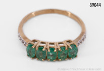 Ring, 375 Gold, mit 8 Punktdiamanten und 5 grünen Steinen in Krabbenfassung, Größe ca. 58, ca. 2,0 g