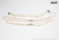 Konv. 3 Perlenketten, mit Silberschließen, 2 x 835er und 1 x 800er Silber, L bis ca. 44 cm, guter Zustand mit Alters- und Tragespuren