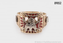 Ring,14 Karat Gelbgold, vmtl. Templer-Ring, ca. 1930er Jahre, n.A.d.E. aus dem Besitz der Familie Bechstein, mit Emaille-Auflagen, Totenkopf- und Kreu...