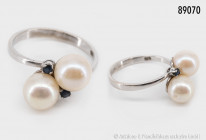 Ring, 585 Weißgold, mit 2 Perlen und 2 Punktsaphiren, Größe ca. 53, 2,85 g