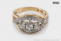 Ring, 750 Gelbgold, in Schleifenform mit 2 Reihen ca. 24 Punktdiamanten, dazu 1 Brillant ca. 0,15 ct. und 2 x Brillanten je 0,05 ct., die Diamanten in...