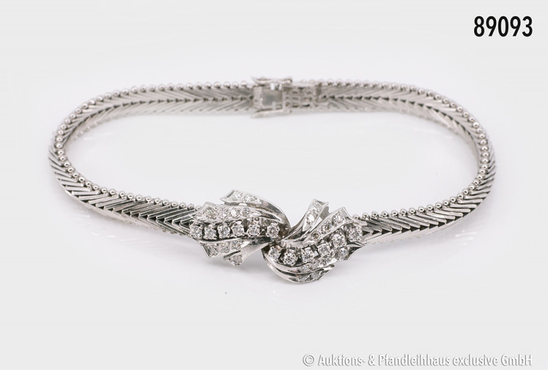 Armband, 750 Weißgold, L ca. 18,5 cm, in Schleifenform, ca. 34 Punktdiamanten, 2...