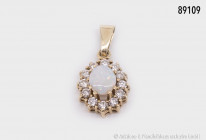 Anhänger, 585 Gelbgold, mit ca. 12 Punktdiamanten und einem weißen Opal (L ca. 5,8 mm) in Krabben gefasst, 1,25 g
