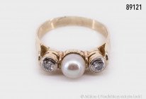 Ring, 750 Weißgold, mit einer Perle und 6 Saphiren in Krabbenfassung, Größe ca. 56, Gesamtgewicht ca. 5,8 g