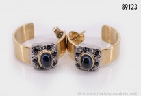 1 Paar Ohrstecker, 750 Gelbgold, mit einem Aufbau in Weißgold, darin je 6 Saphire, 6 Punktdiamanten und 1 Saphir-Cabochon, 1 Ohrmutter in 585 Gelbgold...