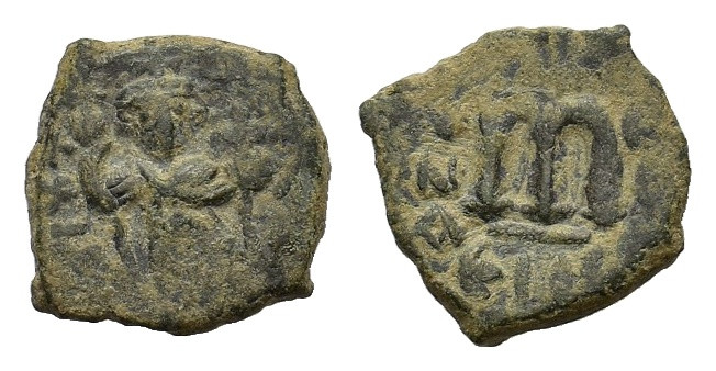 Constans II (641-668). Æ 40 Nummi (20mm, 6.00g). Constantinople. Constans standi...