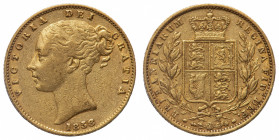 Victoria (1837-1901) - Gold Sovereign 1858 - Mint: London - Obverse: Bare head left - Reverse: Crowned shield within wreath - gr. 7,93 - Scarce. Good ...
