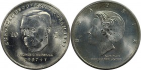 Europäische Münzen und Medaillen, Niederlande / Netherlands. George C. Marshall. 10 Gulden 1997, Silber. 0.80 OZ. KM 224. Stempelglanz