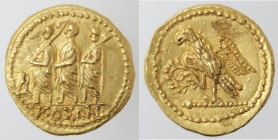 Mondo Greco. Tracia. Koson. Metà del I secolo a.C. Statere d'oro. Au. D/ Processione di tre personaggi a sinistra: un console preceduto e seguito da d...