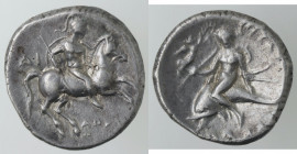 Mondo Greco. Calabria. Taranto. 272-235 a.C. Nomos/Didracma. Ag. D/ Cavaliere con elmo crestato, su cavallo al galoppo a destra, tiene scudo e due lan...