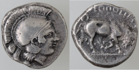 Mondo Greco. Campania. Neapolis. 420-400 a.C. Didracma. Ag. D/ Testa di Pallade a destra con elmo greco. R/ EOrOAIT Toro androcefalo verso destra. Rut...
