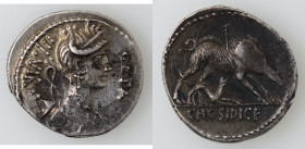 Repubblica Romana. Gens Hosidia. C.Hosidius C.f. Geta. 68 a.C. Denario. Ag. D/ GETA III VIR Busto di Diana con arco e faretra verso destra. R/ C HOSID...