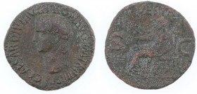 Impero Romano. Caligola. 37-41 d.C. Asse. Ae. D/ C CAESAR DIVI AVG PRON AVG P M TR P III P P. Testa a sinistra. R/ VESTA SC. Vesta seduta a sinistra t...