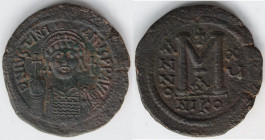 Impero Bizantino. Giustiniano I. 527-565 d.C. Follis. Nicomedia. Ae. D\D N IVSTINI - ANVS P P AV, Busto frontale, elmato e corazzato, scudo decorato e...