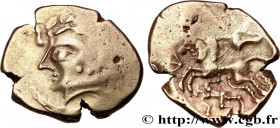 GALLIA - AULERCI CENOMANI (Area of Le Mans)
Type : Statère d'or au cheval androcéphale et au personnage allongé, aux deux armes  
Date : c. 80-50 AC. ...