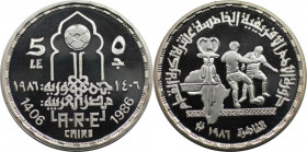 Weltmünzen und Medaillen, Ägypten / Egypt. XV. Afrikanischer Nationen-Pokal. 5 Pounds 1986 (AH 1406). 17,5 g. 0.720 Silber. KM 590. Polierte Platte