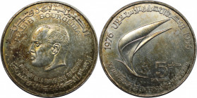 Weltmünzen und Medaillen, Tunesien / Tunisia. 20 Jahre Unabhängigkeit. 5 Dinars 1976. 24,0 g. 0.680 Silber. 0.52 OZ. KM 305. Stempelglanz. Patina