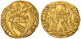Innocenzo VIII (Giovan Battista Cybo), 1484-1492. Ducato papale, AV 3,48 g. INNOCEN – TIVS PP VIII Stemma sormontato da triregno e chiavi decussate, e...