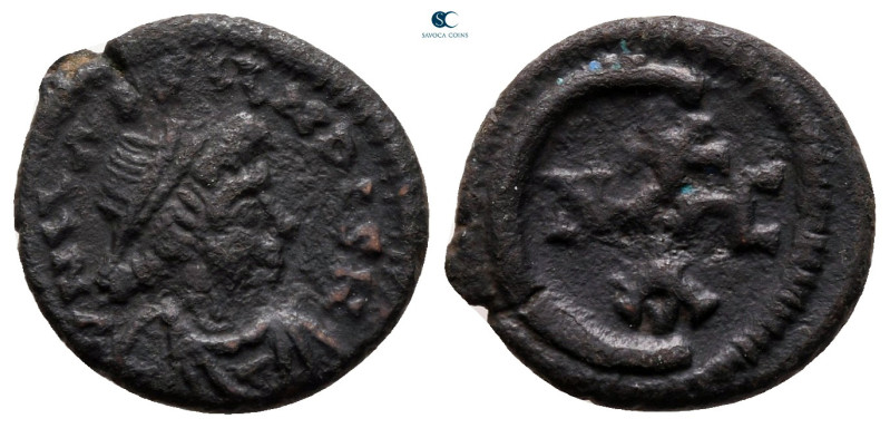 Justinian I AD 527-565. Antioch
Pentanummium Æ

15 mm, 1,60 g



very fin...