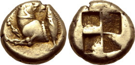 Mysia, Kyzikos EL Hekte. Circa 550-450 BC. Forepart of hound to left, head reverted; tunny fish upwards to right / Quadripartite incuse square. Von Fr...