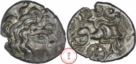 Redones (Région de Rennes), Statère de billon, Classe VII, 80-50 avant J.-C., Av. Tête diadémée à droite, les cheveux en grosse boucles se terminant p...