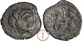Vénètes (Région de Vannes), Statère, classe III au nez droit, 60-50 avant J.-C., Av. Tête celtisée à droite, les cheveux en trois parties composées de...