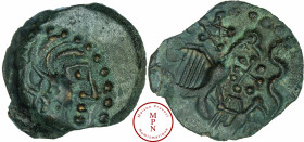 Carnutes (Région de la Beauce), Bronze aux oiseaux et au serpent, Ier siècle avant J.-C., Av. Tête stylisée à droite, les cheveux en grosses mèches dé...