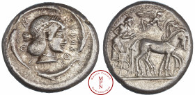 Sicile, Syracuse, Hieron Ier (478-466), Tétradrachme, 478-475 avant J.-C., Av. Aurige dans un quadrige à droite, au-dessus une victoire à droite, Rv. ...