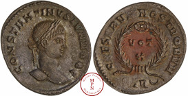 Constantin II (317-340), Nummus, 323-324, Trèves, Av. CONSTANTINVS IVN NOB C, Tête laurée à droite, Rv. CAESARVM NOSTRORVM, VOT X dans une couronne, S...