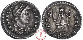 Valens (364-378), Silique, Trêves, Av. D N VALEN S PF AVG, Buste diadémé, drapé et cuirassé à droite, Rv. VRBS ROMA, Rome assise à gauche, tenant une ...