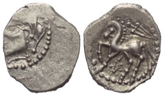 Gallien. Bituriges.

 Quinar (Silber).
Vs: Kopf links.
Rs: Pferde nach links stehend, darüber Schwert, darunter Pentagramm.

17 mm. 1,85 g. 

...