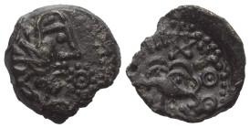 Gallien. Senones.

 Bronze. Ca. 100 - 60 v. Chr.
Vs: Stilisierter männlicher Kopf rechts.
Rs: Vogel nach links stehend, darüber Pentagramm, rechts...