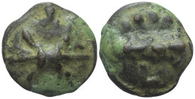 Apulien. Luceria.

 Bronze (Quadrunx). Ca. 217 - 212 v. Chr.
Vs: Blitzbündel.
Rs: Keule; in den Feldern vier Wertkugeln und L.

30 mm. 24,92 g. ...