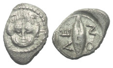 Sizilien. Leontinoi.

 Obol (Silber). Ca. 476 - 466 v. Chr.
Vs: Löwenkopf en face.
Rs: Getreidekorn.

11 mm. 0,60 g. 

HGC 2, 687.
 Sehr schö...