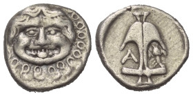 Thrakien. Apollonia Pontika.

 Drachme (Silber). Ca. 4. Jhdt. v. Chr.
Vs: Kopf der Gorgo Medusa mit herausgestreckter Zunge en face.
Rs: Anker, im...
