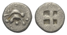 Inseln vor Thrakien. Thasos.

 Obol (Silber). Ca. 500 - 480 v. Chr.
Vs: Zwei Delfine übereinander.
Rs: Viergeteiltes Quadratum incusum.

8 mm. 0...