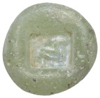 Münzgewichte.

 Glasgewicht (1 Sicilicus = 6 Scripula = 1 1/2 Solidus). 6. - 7. Jhdt. n. Chr.
Vs: Blank.
Rs: Quadratisches incusum mit nach rechts...