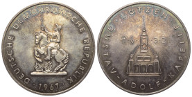 Deutschland. Deutsche Demokratische Republik.

 Medaille (Silber). 1967.
Auf die Gustav-Adolph-Kapelle zu Lützen. Unsigniert. 
Vs: Reiter zu Pferd...