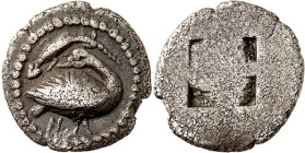 MAKEDONIEN. 
EION. 
Trihemiobelion (1/4 Drachme) (500/400 v.Chr.) 0,86g. Gans steht n.r., Kopf n.l.; darüber Salamander n.l.; l. unten H / Quadratum...