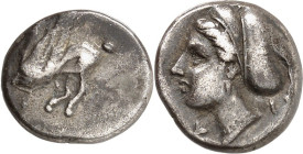 KORINTHIA. 
KORINTH. Trite (Drachme) (4. / 3. Jahrhundert v.Chr.) 2,69g, Pegasos fliegt n.l.; unten Q / Kopf der Nymphe Peireus mit Sakkos n.l., hint...