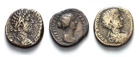 RÖMISCHES KAISERREICH. 
Allgemein: Bronzemünzen:. 4 Bronzeprägungen: Dupondius Faustina II. RIC.1405a, Sesterze: Commodus RIC.513, Caracalla RIC.398a...