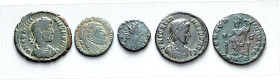 RÖMISCHES KAISERREICH. 
Allgemein: Spätrömische Bronzemünzen. 44 Kleinbronzen 10-22mm: u.a. Tetricus, Halena, Valentinianus, Gratianus, Theodosius. ....